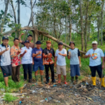 Lurah Way Urang Bersama Warga dan DLH Gotong Royong Bersihkan Tumpukan Sampah