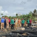 Pemkab OKU Selatan Meninjau Dan Serahkan Bantuan Kepada Korban Bencana Kebakaran Di Desa Kiwis Raya Kecamatan Warkuk Ranau Selatan