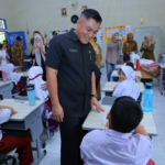 SEKDA PALEMBANG APRIZAL HASYIM TINJAU PELAKSANAAN PROGRAM MAKAN GIZI GRATIS DI SDN 25