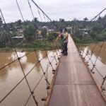 Antisipasi Bencana Banjir dan Longsor, Babinsa Koramil 420-09/Bangko Bersama Bhabinkamtibmas Lakukan Patroli dan Cek Debit Air di Sungai Merangin