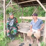 Babinsa Koramil 420-08/Tabir Laksanakan Komsos dengan Warga di Kelurahan Mampun