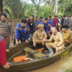 Bupati Sarolangun H Hurmin Kunjungi Warga Terdampak Banjir di Sarolangun
