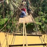 Jembatan Rusak, TNI dan Warga Bersatu, Perbaiki Jembatan Gantung di Desa Limbur Merangin