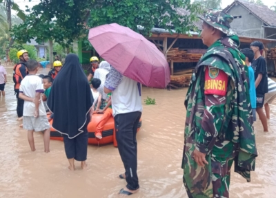 Koramil 424-02/Wonosobo Tanggap Darurat Banjir Tanggamus