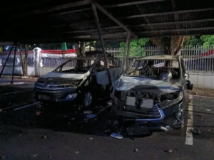 Demo Jambi Memanas: Pagar DPRD Ambruk, Pos Polisi dan 2 Mobil Kejaksaan Dibakar