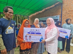 Bunda Hesti Haris Serahkan 17 Bedah Rumah untuk Warga Jaluko Muaro Jambi