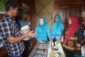 Hj. Hesti Haris Apresiasi Inovasi Rumah Kreatif Nekno dalam Pemanfaatan Limbah Sawit