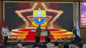 Gubernur Al Haris Raih Penghargaan Akreditasi Kearsipan