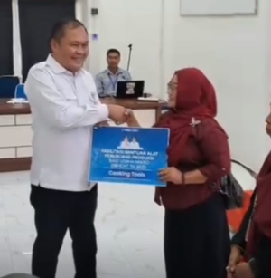 Pemkab Karawang Serahkan Bantuan Alat Penunjang Produksi Kepada 420 Pelaku Usaha