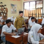 Gubernur Al Haris Tinjau Pelaksanaan TKA di SMAN 8 dan SMKN 1 Kota Jambi Untuk Evaluasi Kualitas Siswa