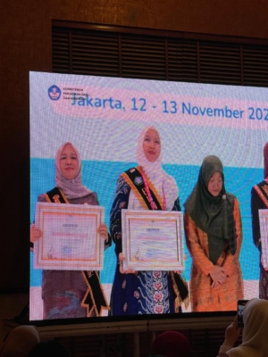 Hj. Hesti Haris Raih Penghargaan Nasional sebagai Bunda PAUD Peduli PAUD 2025