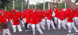 Hesti, Ratu – Juniati Masjchun Kolaborasi Gaungan Senam Tera di Jambi Untuk Semua Kalangan