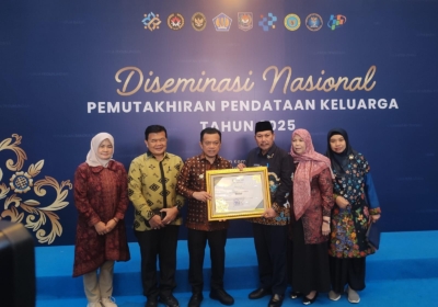 Hadiri Diseminasi Nasional Pemutakhiran Pendataan Keluarga 2025, Gubernur Al Haris Terima Penghargaan dari BKKBN