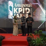 Hj. Hesti Haris Terima Penghargaan Life Achievement pada Anugerah KPID Jambi 2025