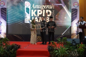 Hj. Hesti Haris Terima Penghargaan Life Achievement pada Anugerah KPID Jambi 2025