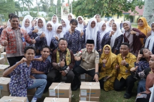 Gubernur Al Haris Serahkan 531 Bantuan Dumisake Pendidikan untuk Kabupaten Tebo