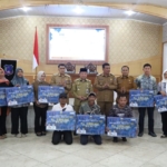 Gubernur Al Haris Serahkan Bantuan Rp1,1 Miliar dan Tiga Kapal untuk Korban Kebakaran di Sungai Dualap