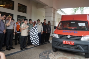 Gubernur Al Haris Lepas Bantuan Kemanusiaan Bencana Sumatera dengan Total Rp. 4,5 Miliar