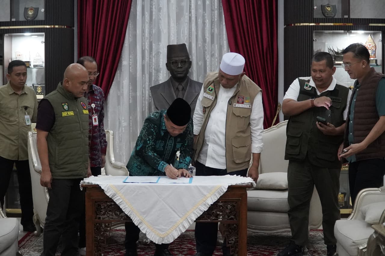 Diterima Gubernur Sumbar, Al Haris Serahkan Bantuan untuk Korban Bencana Longgar dan Banjir