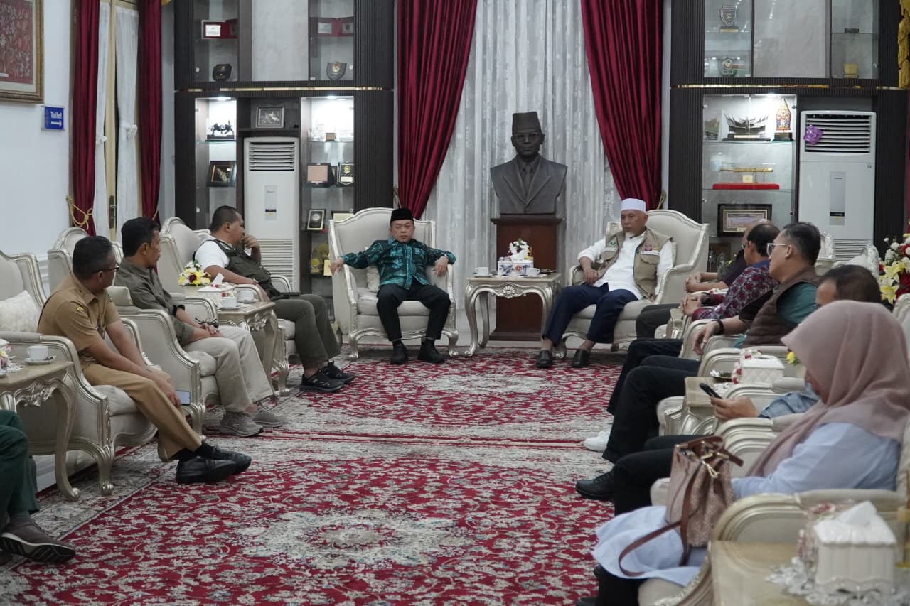 Diterima Gubernur Sumbar, Al Haris Serahkan Bantuan untuk Korban Bencana Longgar dan Banjir