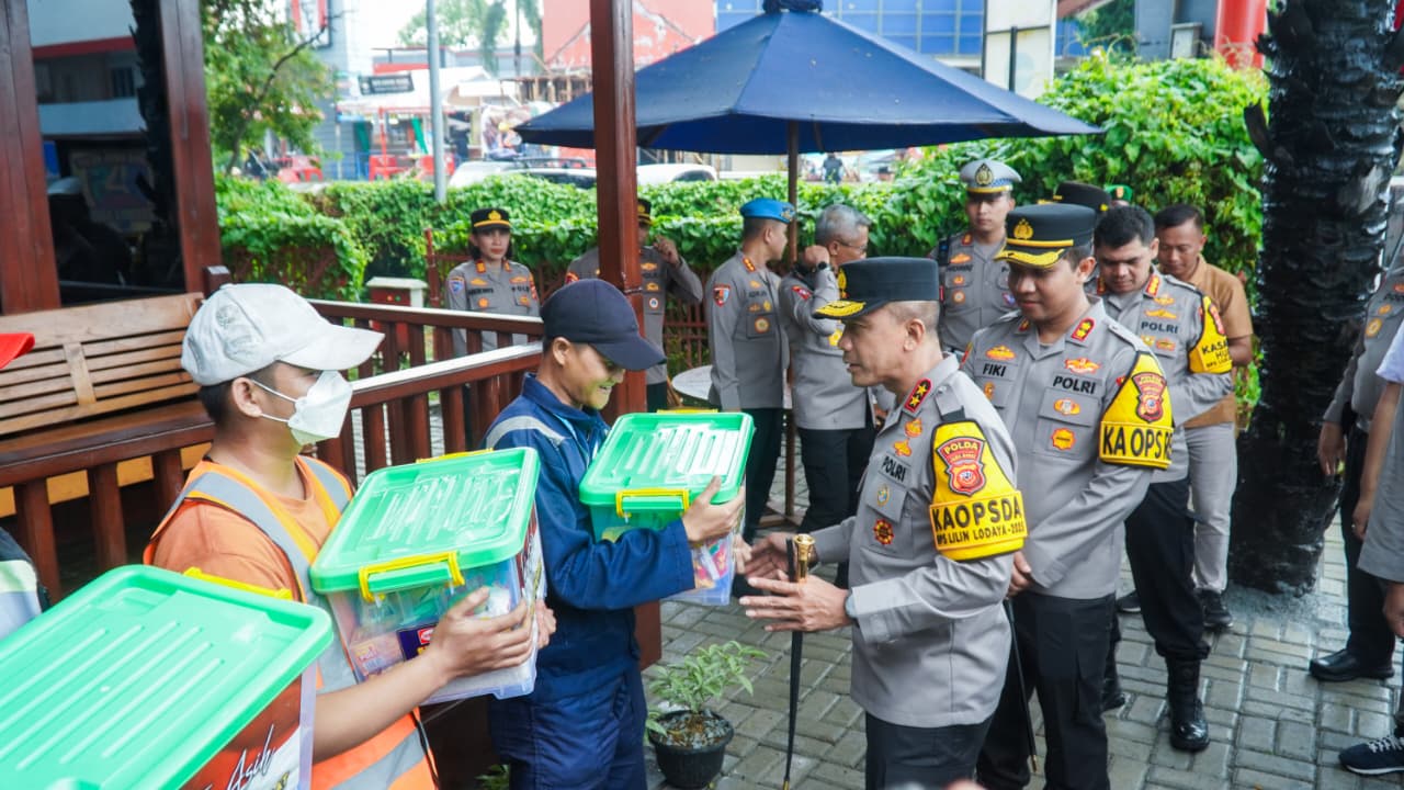 Kapolda Jabar Tinjau Tol Jakarta–Cikampek dan Pos Pengamanan Polres Karawang di Libur Nataru 2025