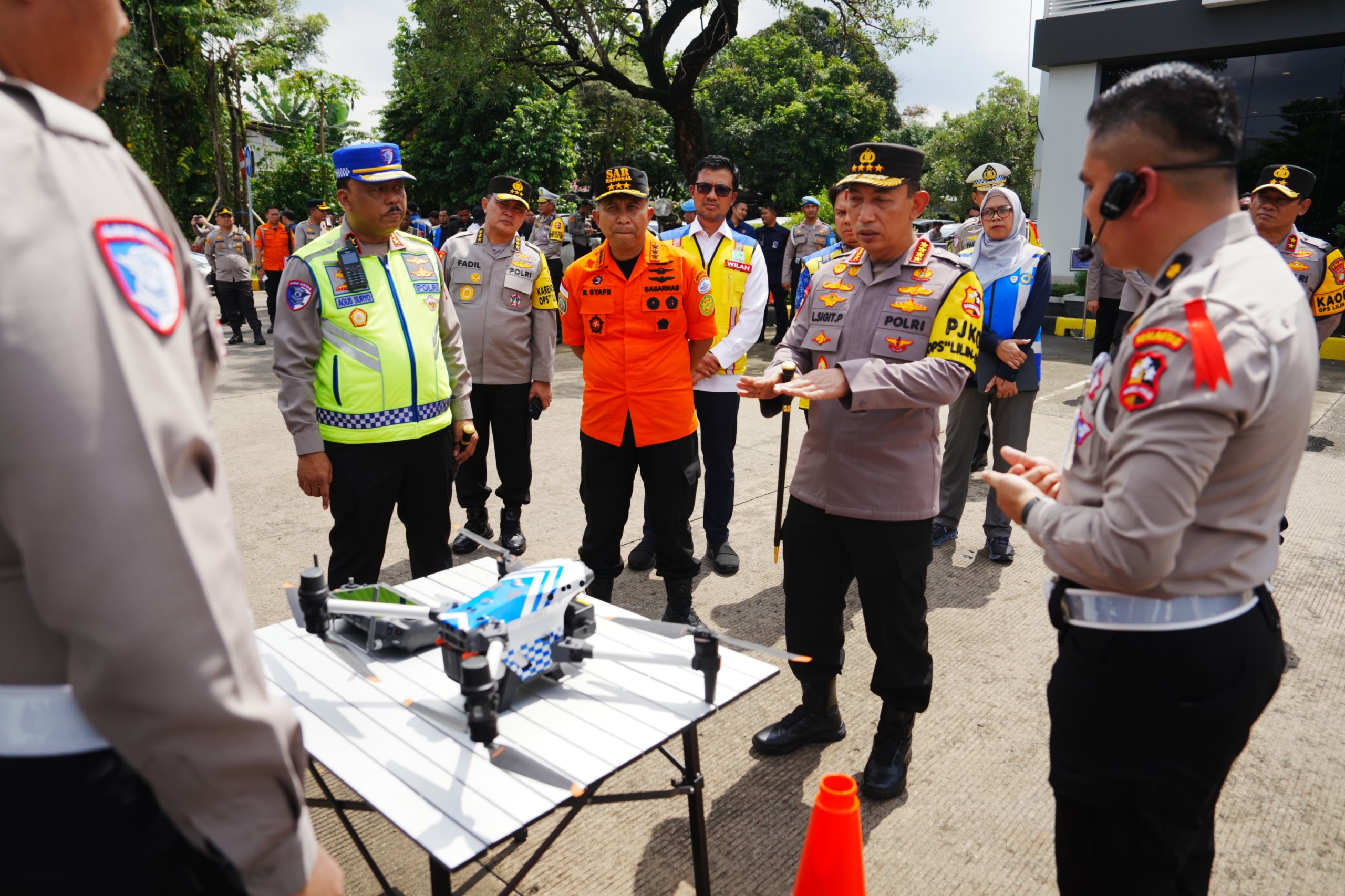 Kapolri Tinjau Pos Command Center, Pastikan Arus Mudik Berjalan Aman dan Nyaman Kapolri Tinjau Pos Command Center, Pastikan Arus Mudik Berjalan Aman dan Nyaman