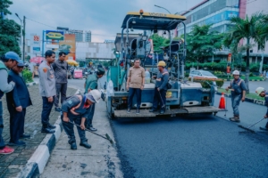 Kapolres Karawang dan Forkopimda Lakukan Pengecekan Perbaikan Jalan Strategis pada Operasi Lilin Lodaya 2025