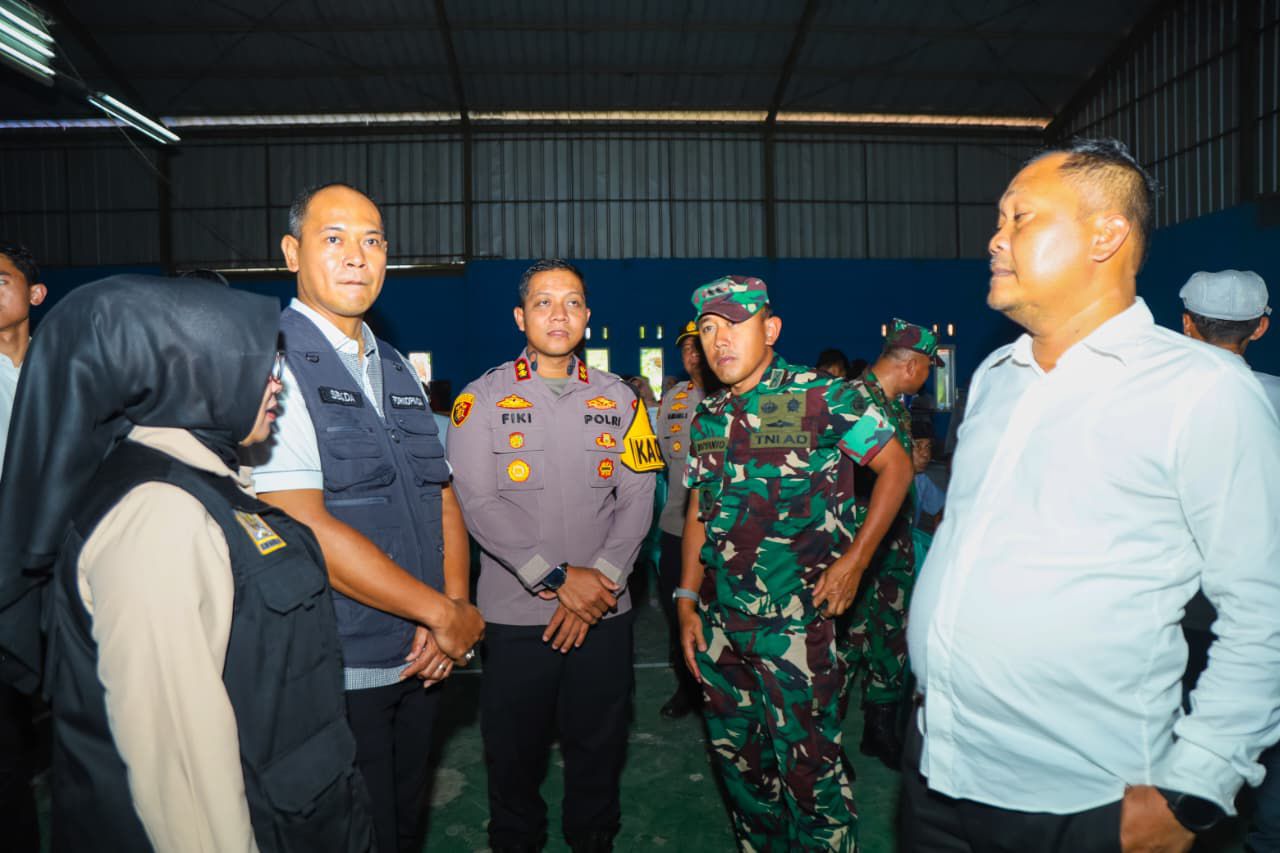 Pastikan Proses Pemungutan Suara Berjalan Lancar, Kapolres Karawang Bersama Forkopimda Cek TPS