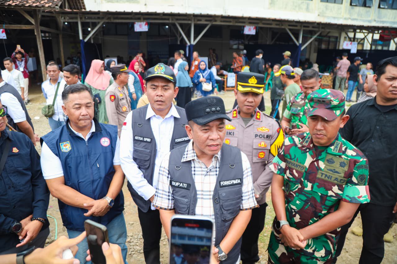 Pastikan Proses Pemungutan Suara Berjalan Lancar, Kapolres Karawang Bersama Forkopimda Cek TPS