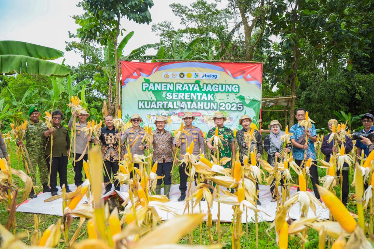 Kapolres Karawang Laksanakan Giat Panen Raya Jagung Kuartal IV Tahun 2025, Sekaligus Pelaksanaan Zoom Meeting Bersama Kapolri