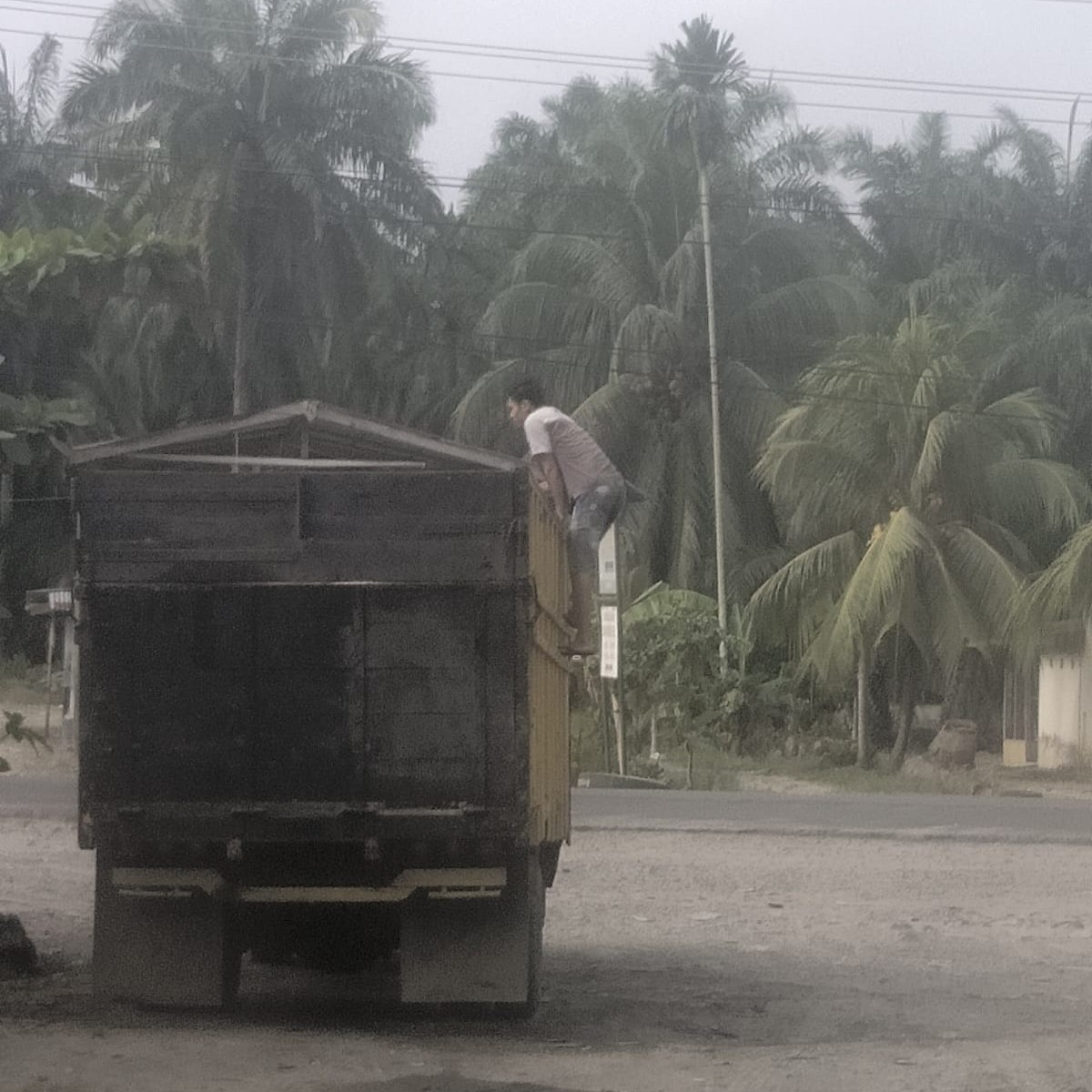 SPBU Asam Jawa Disorot !! Aktivitas Pengisian BBM Bersubsidi Diduga Tak Sesuai Aturan