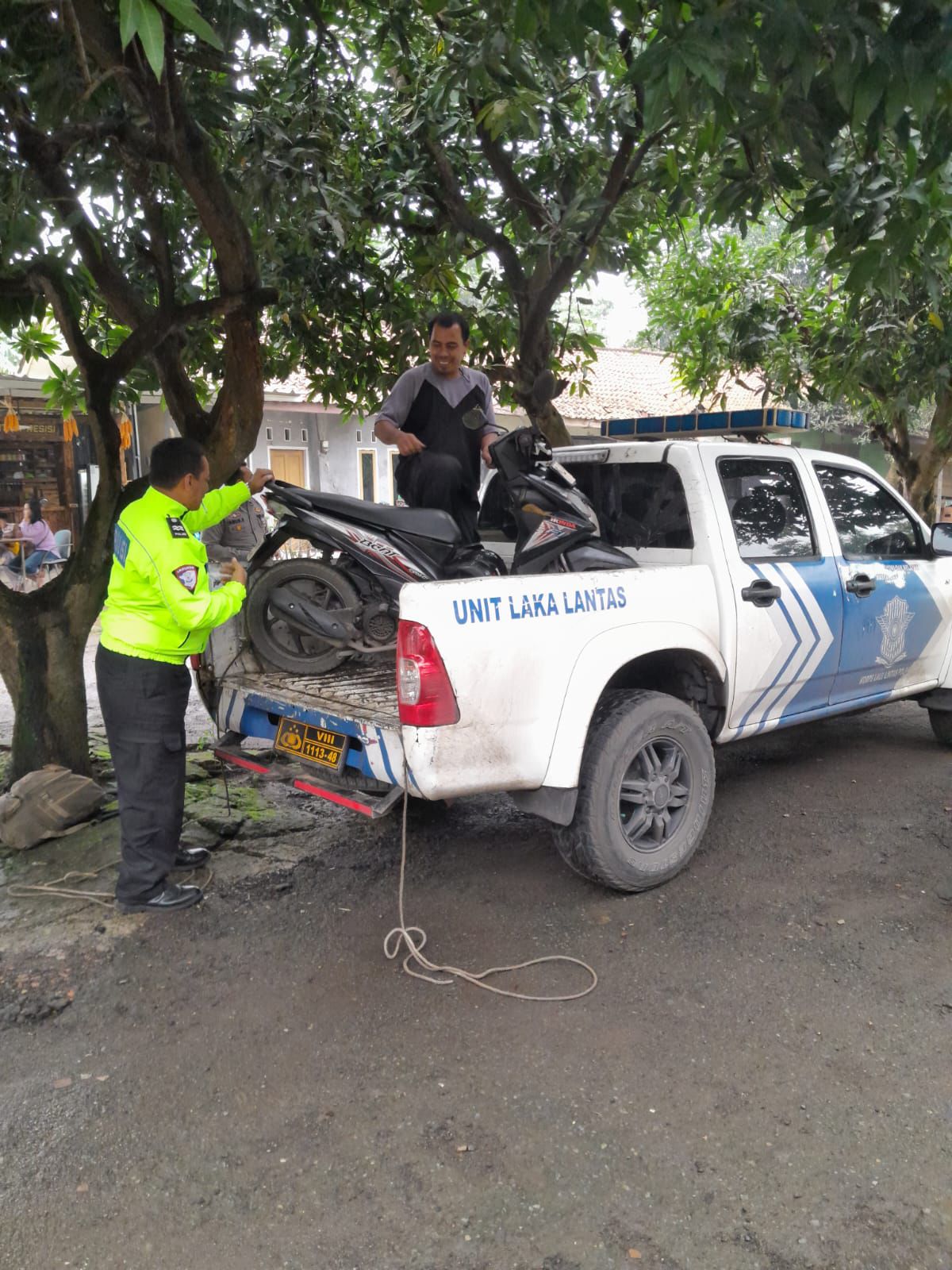 Diduga Terperosok Jalan Berlubang, Pengendara Sepeda Motor Alami Luka di Fly Over Cikampek