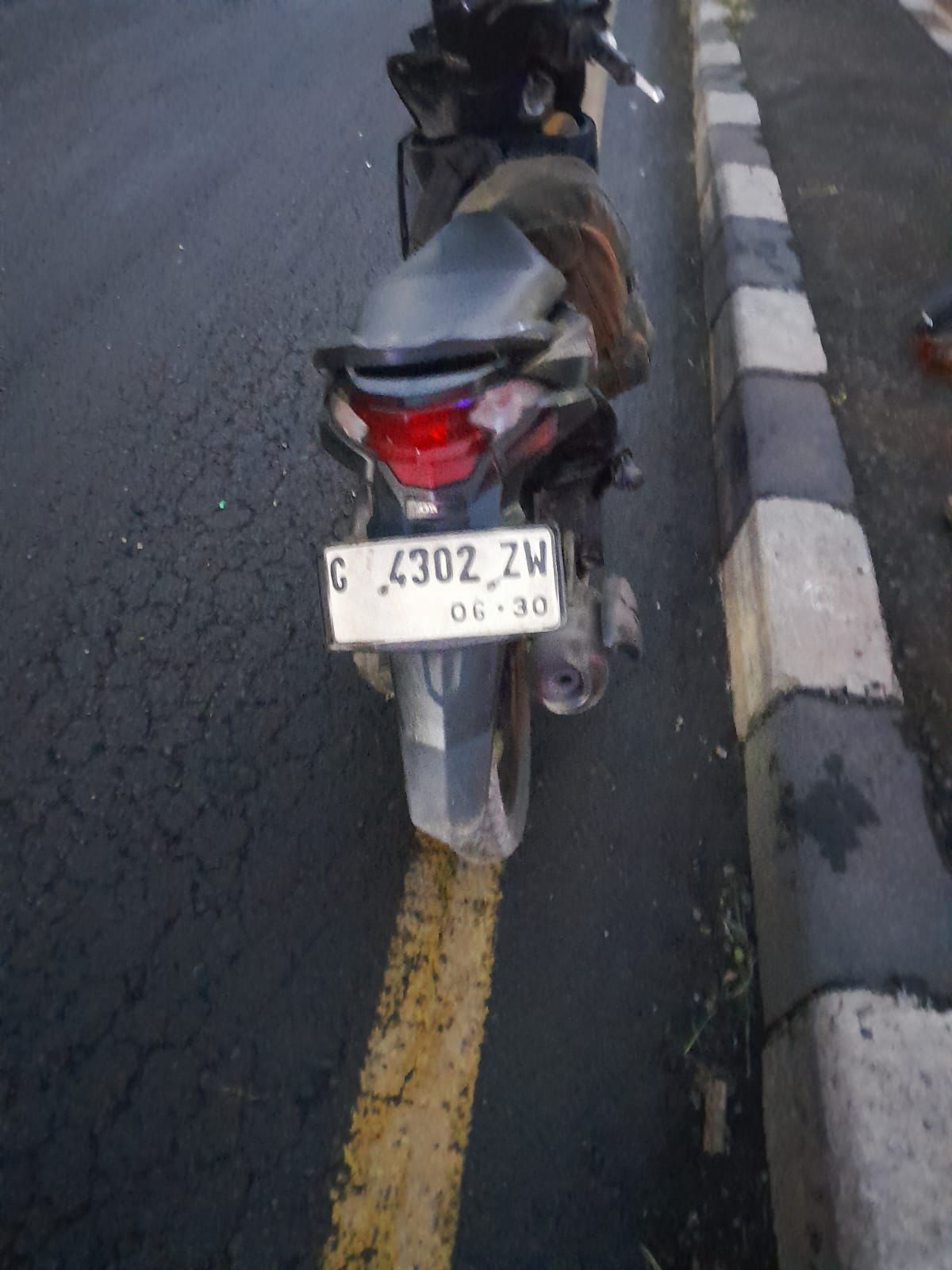 Diduga Terperosok Jalan Berlubang, Pengendara Sepeda Motor Alami Luka di Fly Over Cikampek