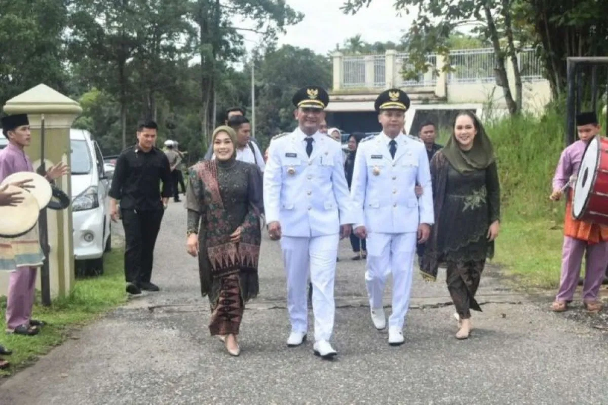 Bupati Sarolangun Hurmin menjelaskan program Dokter Maju yang menghadirkan layanan kesehatan langsung ke rumah warga di Kabupaten Sarolangun.