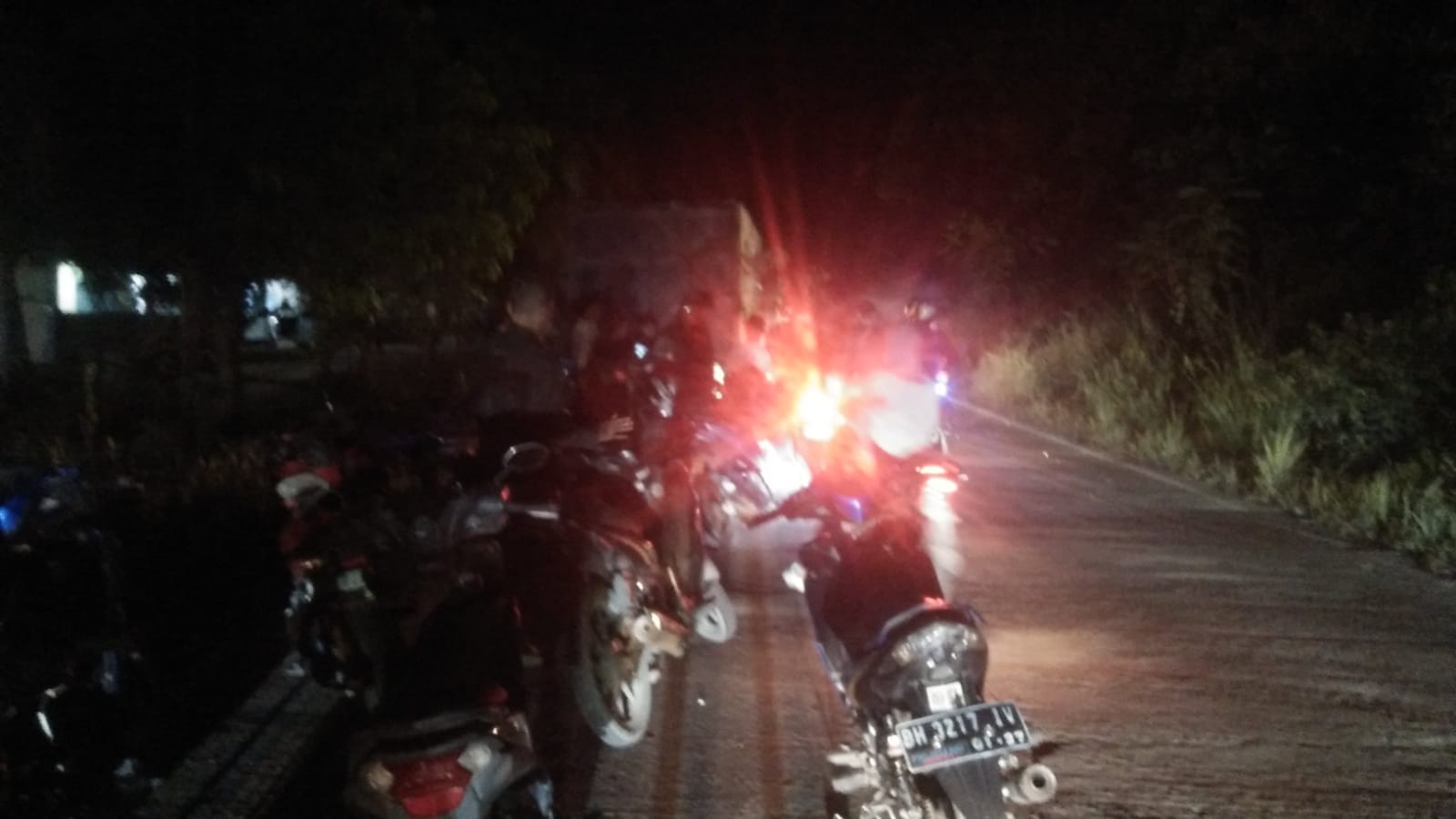 Tabrakan Maut di Tanjung Pauh KM 32: Motor Hantam Truk Batu Bara Tanpa Rambu, Pengendara Luka Berat