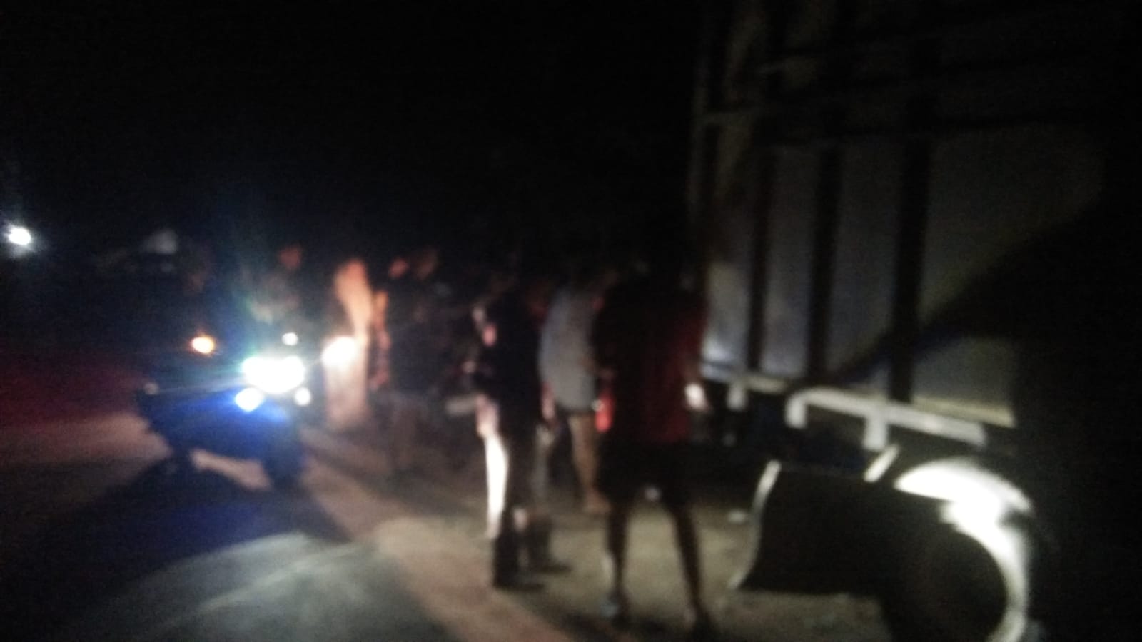 Tabrakan Maut di Tanjung Pauh KM 32: Motor Hantam Truk Batu Bara Tanpa Rambu, Pengendara Luka Berat