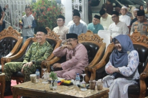 Bupati Anwar Sadat Lepas Peserta Festival Arakan Sahur Minggu Ke-2, Warga Kota Jambi Turut Memadati Lokasi