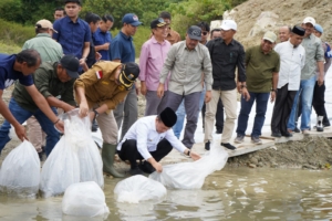 Gubernur Al Haris Tinjau Bendungan PLTA Danau Kerinci, Lepas 10.000 Benih Ikan dan Apresiasi Kemandirian SMK-SPP Negeri 3 Kerinci