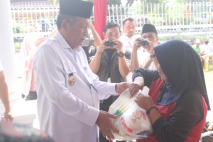 Wagub Sani Puji Langkah PUSKUD Jambi Berbagi Infaq dan Shodaqoh untuk Warga Membutuhkan