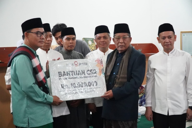 Safari Ramadhan di Tanjab Timur, Wagub Sani Serahkan Bantuan Stunting, CSR Hingga BAZNAS
