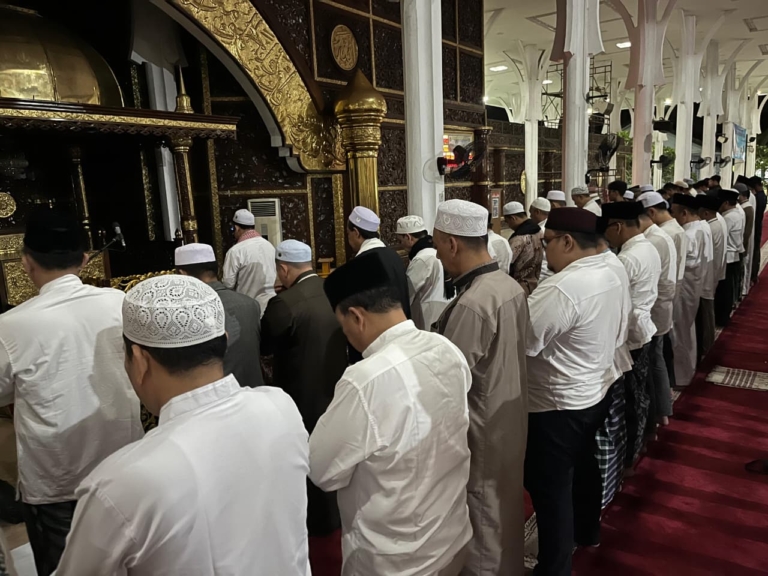 Malam ke-23 Ramadhan, Gubernur Al Haris Ajak Pejabat Pemprov Jambi Qiamul Lail di Masjid Agung Al Falah