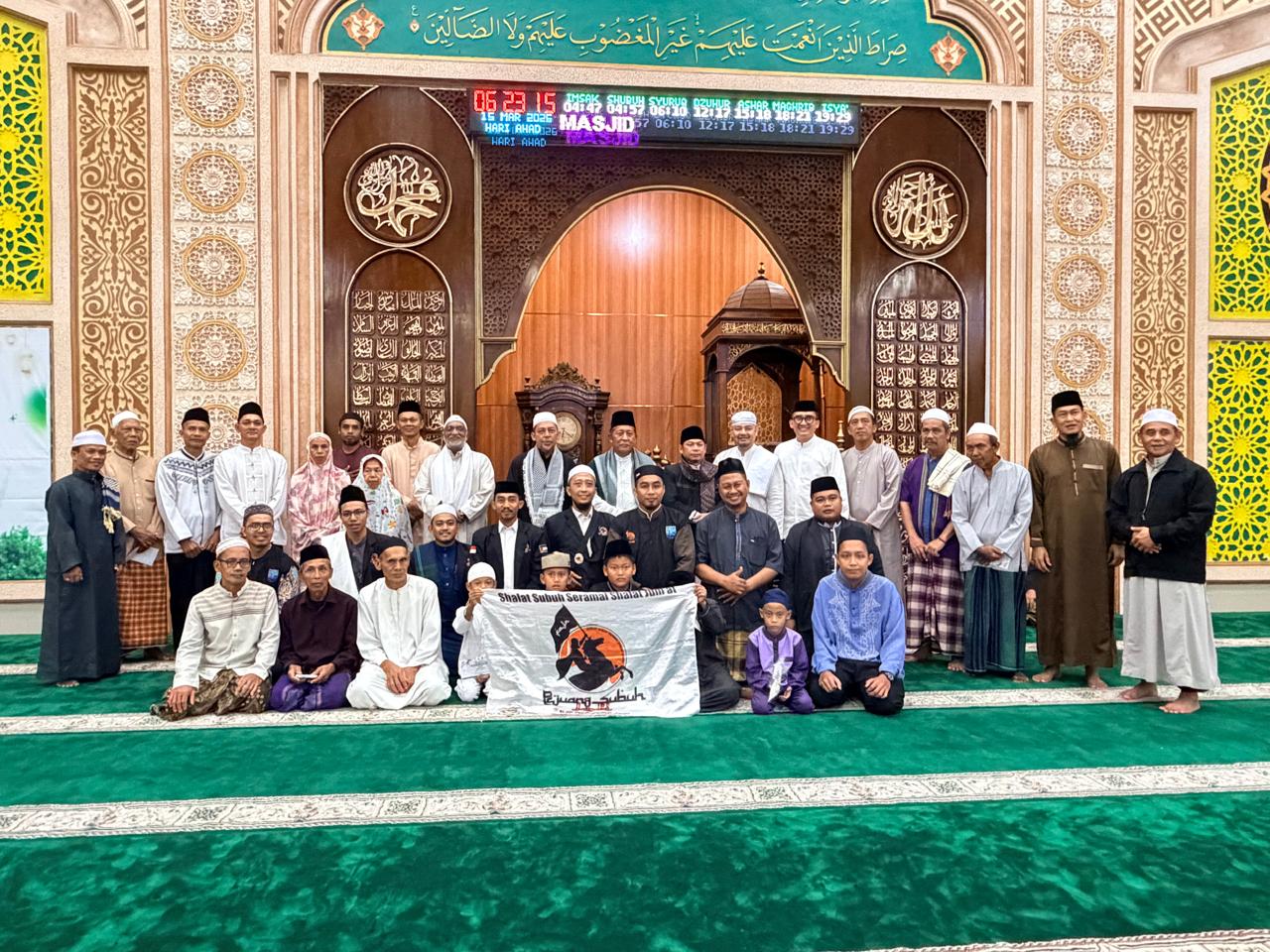 Wagub Abdullah Sani Qiyammul Lail Ramadhan di Jambi Wakil Gubernur Jambi Abdullah Sani mengikuti Qiyammul Lail dan sholat Subuh berjamaah bersama jamaah di Masjid Miftahurrahmah.