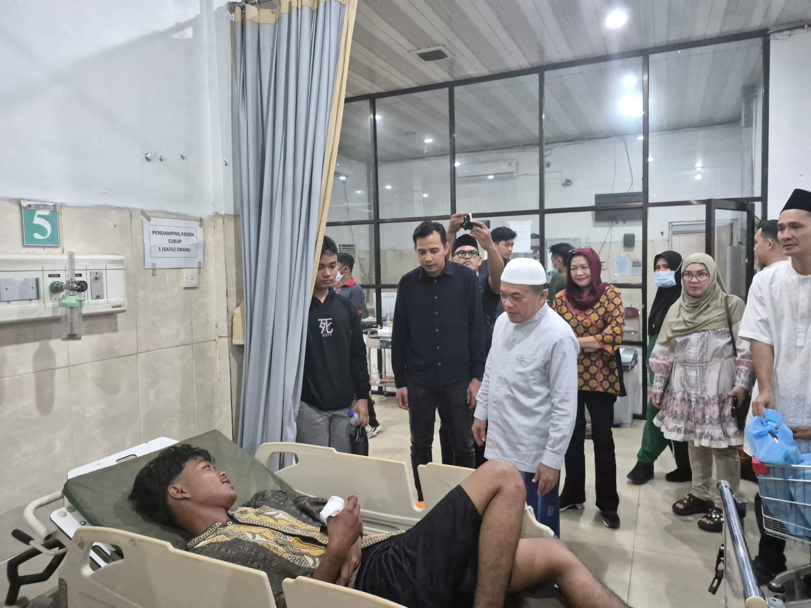 Kunjungan Gubernur Al Haris RSUD Raden Mattaher: Pastikan Layanan Tetap Prima Saat Lebaran Kunjungan Gubernur Al Haris RSUD Raden Mattaher malam takbiran Idul Fitri