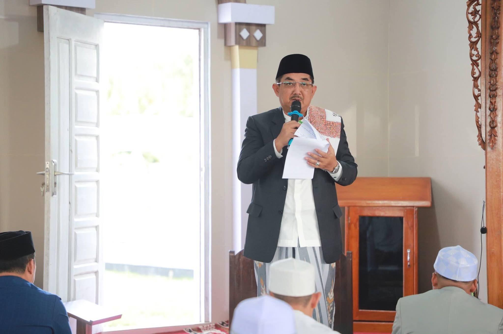 Bupati dan Wakil Bupati Tanjab Barat Salat Idulfitri 1447 H di Masjid Syekh Usman, Momentum Khidmat yang Menggetarkan Kebersamaan