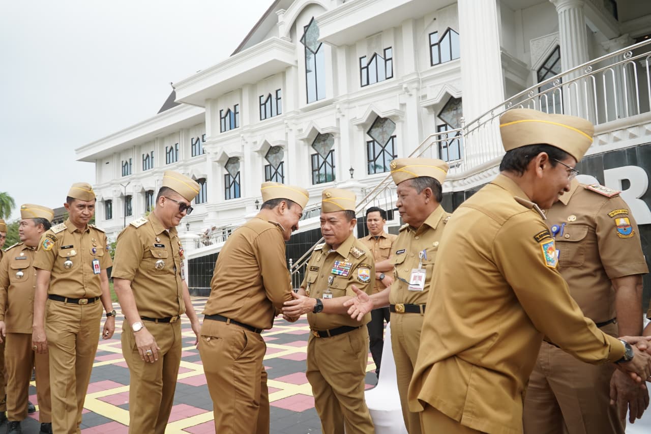 Gubernur Al Haris Minta ASN Bekerja Maksimal Hadapi Tantangan Global dan Percepat Kinerja Strategis Gubernur Al Haris Minta ASN Bekerja Maksimal Hadapi Tantangan Global