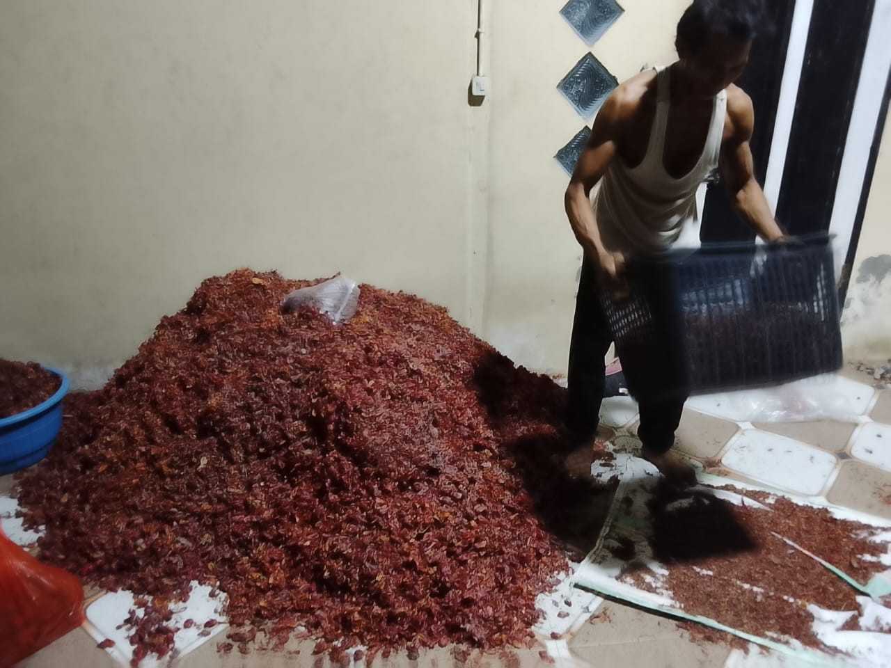 WILAYAH BUNGKU PENGHASIL BUNGA PALA: Harapan Baru di Tengah Ekosistem Alam yang Semakin Gundul Aktivitas masyarakat di wilayah Bungku sebagai penghasil bunga pala bernilai ekonomi tinggi