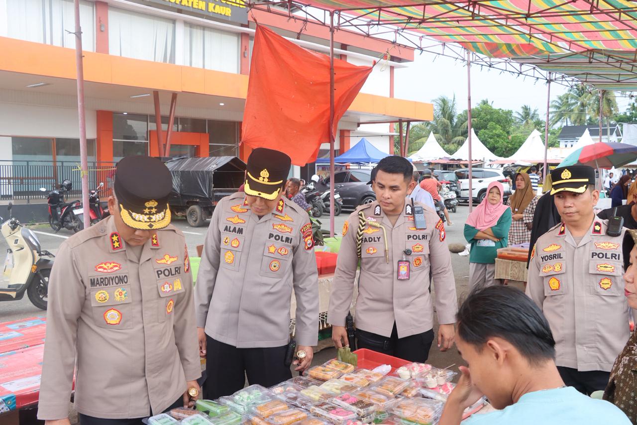 Memastikan Kesiapan Keamanan Kapolda Bengkulu Cek Kesiapan Jalur Ops Ketupat 2026, Berbagi Takjil dan Tarawih Bersama Warga Kaur