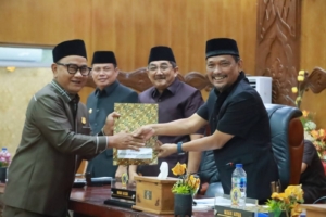 Bupati Anwar Sadat Hadiri Paripurna, DPRD Sampaikan Pemandangan Umum Fraksi atas LKPJ 2025