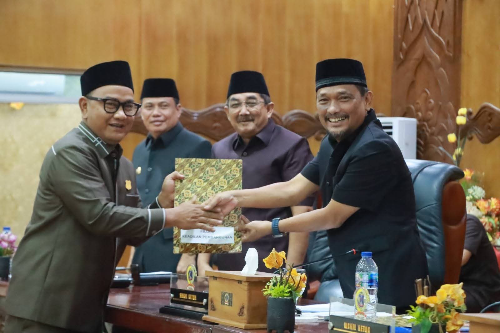 Bupati Anwar Sadat Hadiri Paripurna, DPRD Tanjab Barat Sampaikan Pemandangan Umum Fraksi atas LKPJ 2025