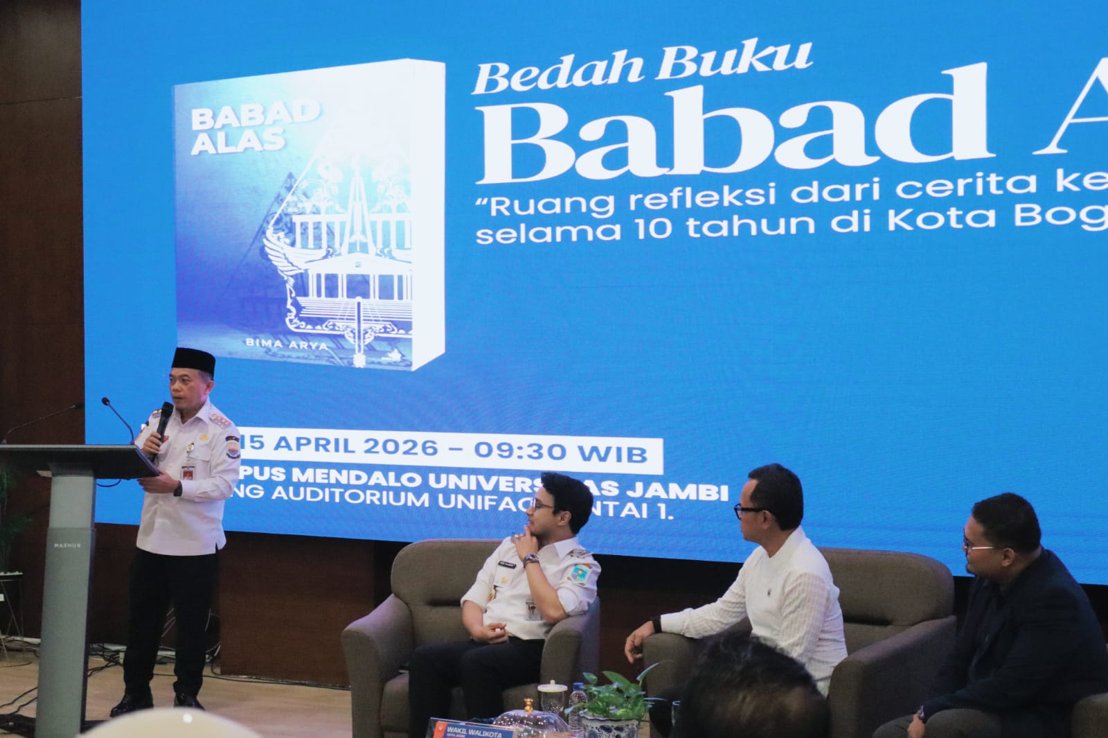 Gubernur Al Haris Hadiri Bedah Buku Babad Alas, Kupas Inspirasi Kepemimpinan Bima Arya